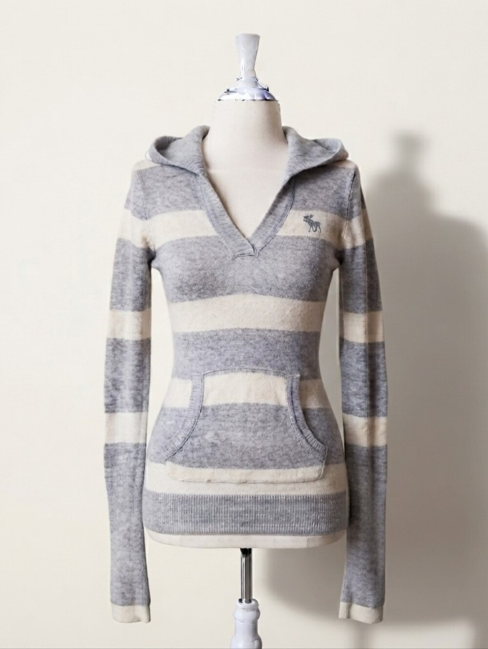 Abercrombie vintage long sleeve knit grey and white hooded vneck pullover